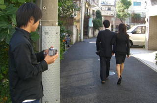 不倫カップルを撮影する探偵