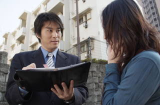 行方不明者の聞き込みをする探偵