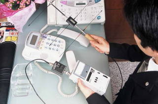 盗聴器を探す探偵