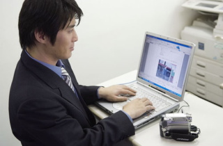 調査報告書を作成する探偵