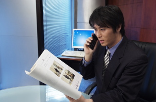 調査結果を報告する探偵
